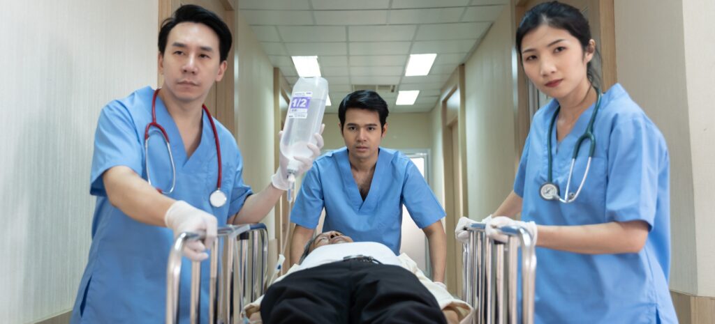 Asian doctors and nurses are transporting emergency patients to the emergency room.